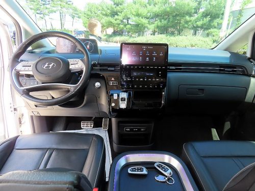Hyundai Staria LPG Lounge Mobility 7-Seater View All Photos
