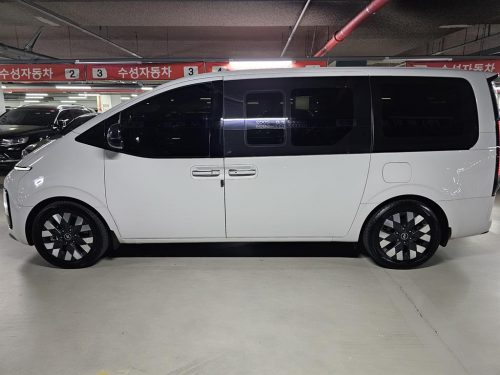 Hyundai Staria LPG Lounge Mobility 7-Seater photo 3