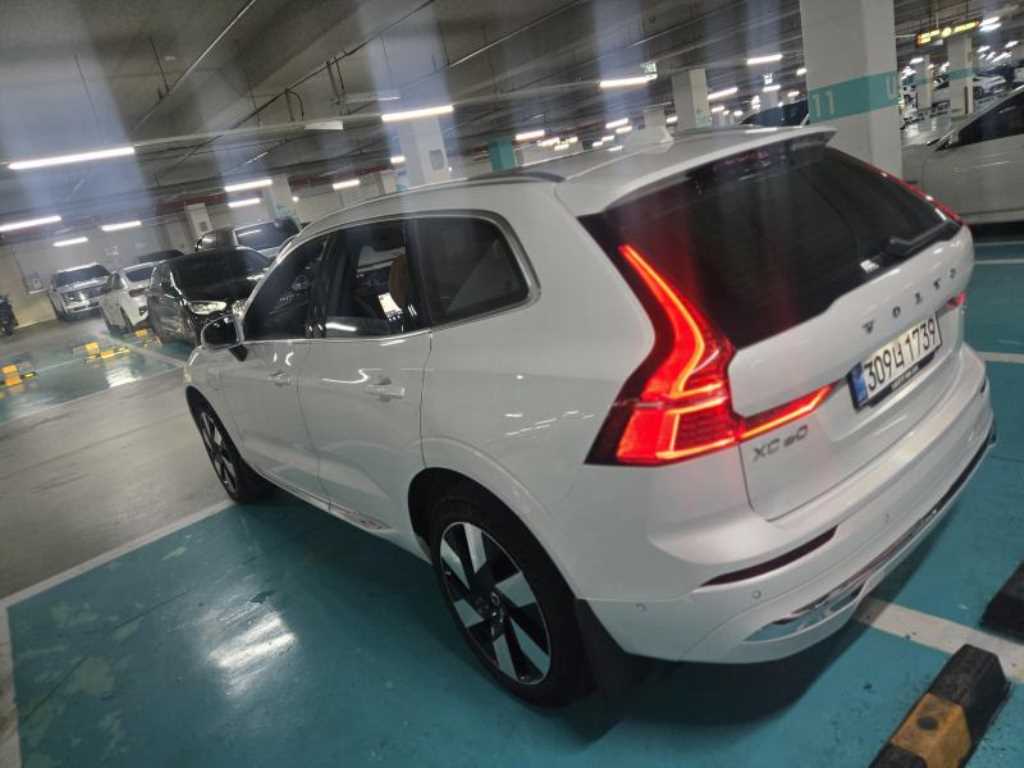 볼보 XC60(2세대) T8 AWD 얼티메이트 브라이트 사진 3