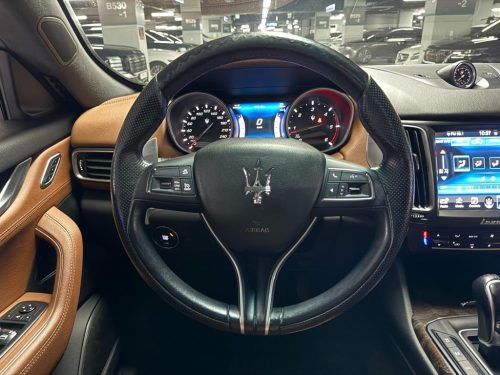 마세라티 르반떼 3.0 AWD 사진 9