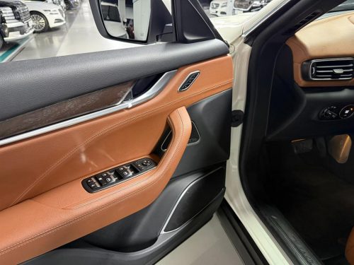마세라티 르반떼 3.0 AWD 사진 12