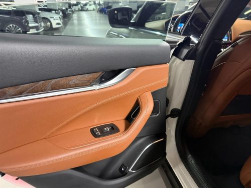 마세라티 르반떼 3.0 AWD 사진 18