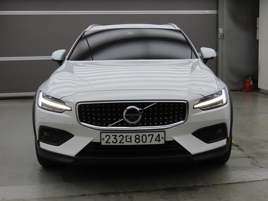 볼보 V60 크로스 컨트리 2세대 2.0 T5 프로 AWD