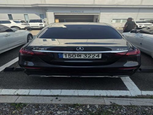 벤츠 E-클래스 W213 E220d 4MATIC AMG라인 사진 2