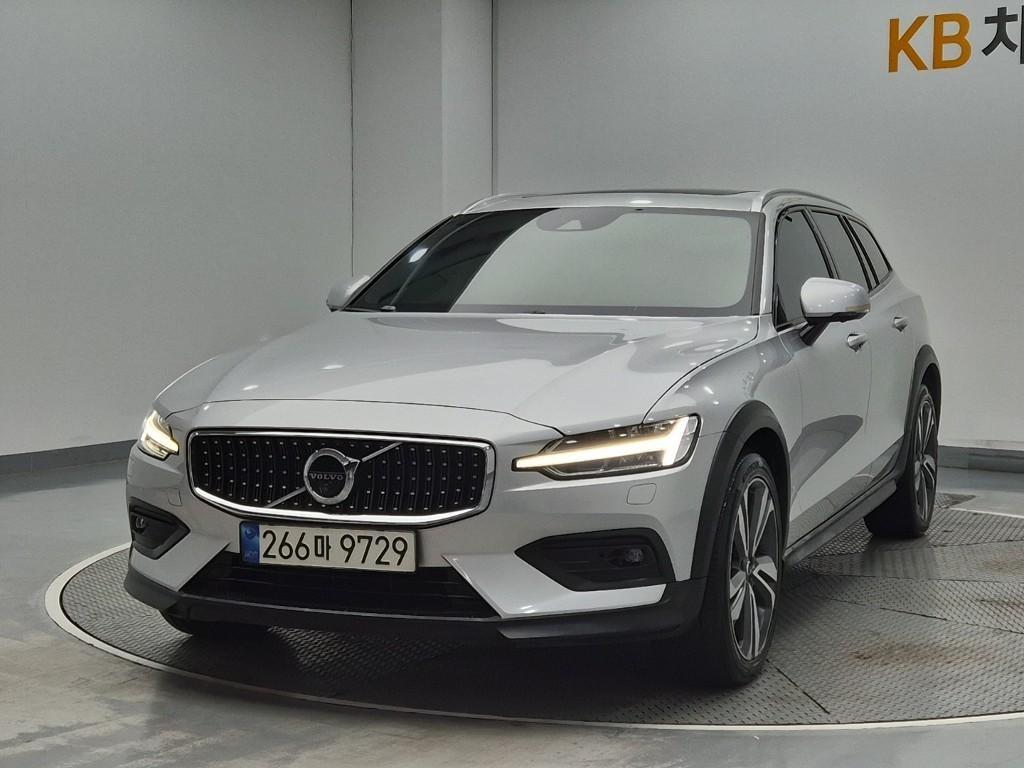 볼보 V60 크로스 컨트리 2세대 2.0 B5 프로 AWD