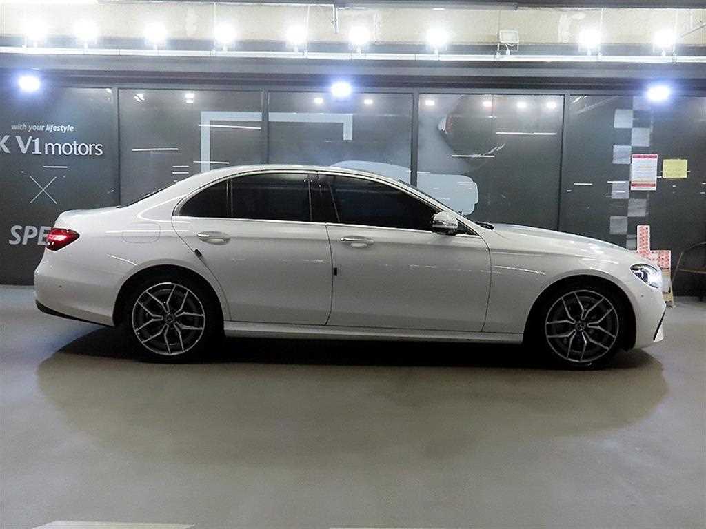 벤츠 E-클래스 W213 E220d 4MATIC AMG라인 사진 3