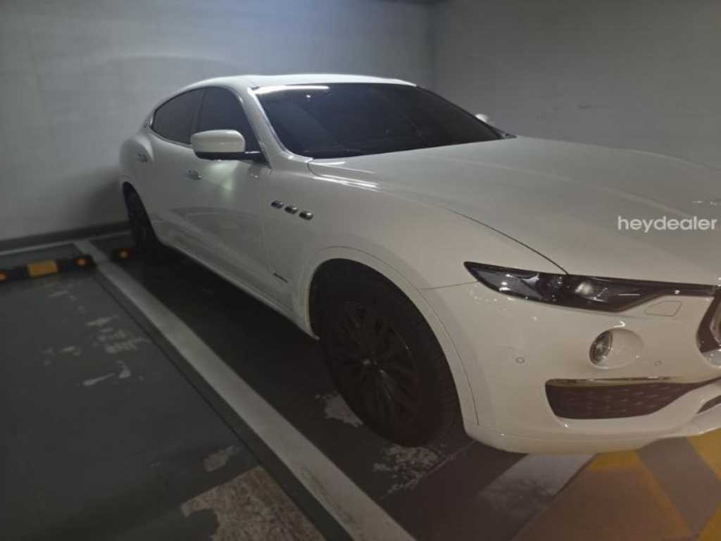 마세라티 르반떼 3.0 AWD 그란 루쏘 사진 3