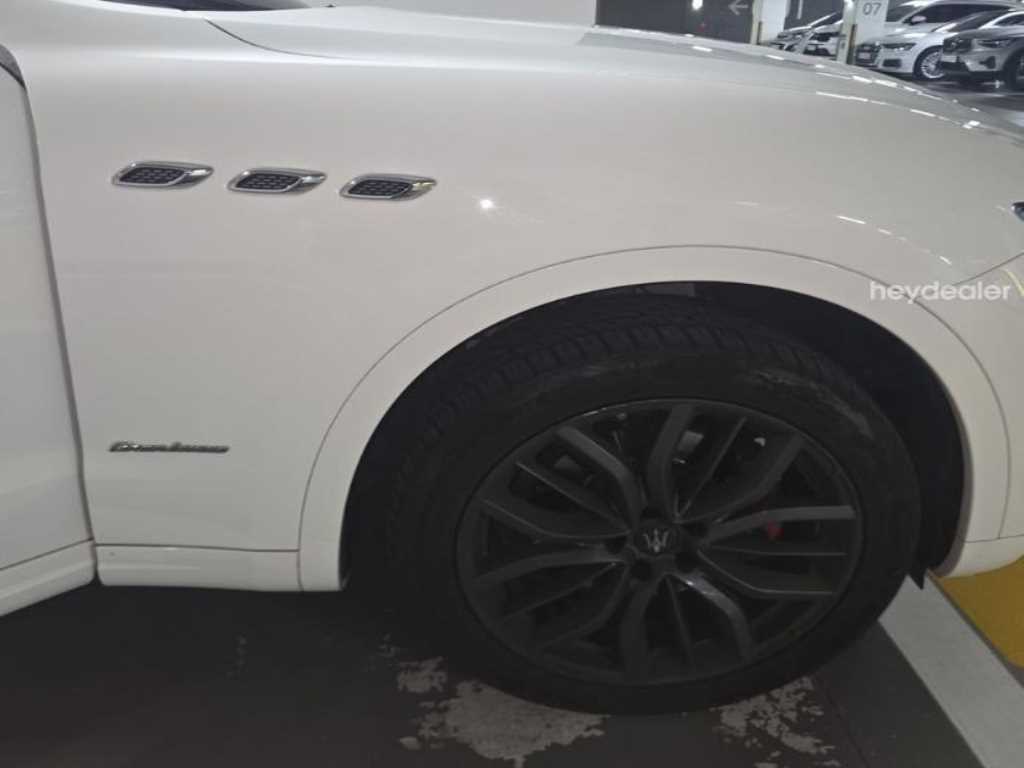 마세라티 르반떼 3.0 AWD 그란 루쏘 사진 11