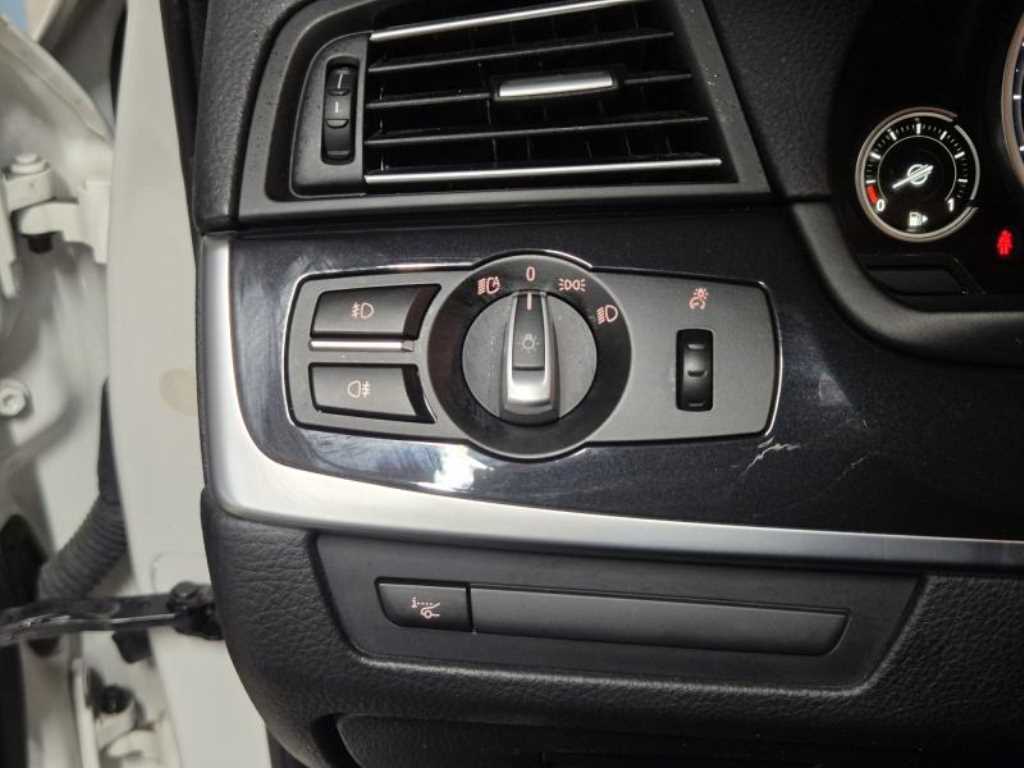 BMW 5시리즈 (F10) 520d xDrive M 에어로다이나믹 사진 12
