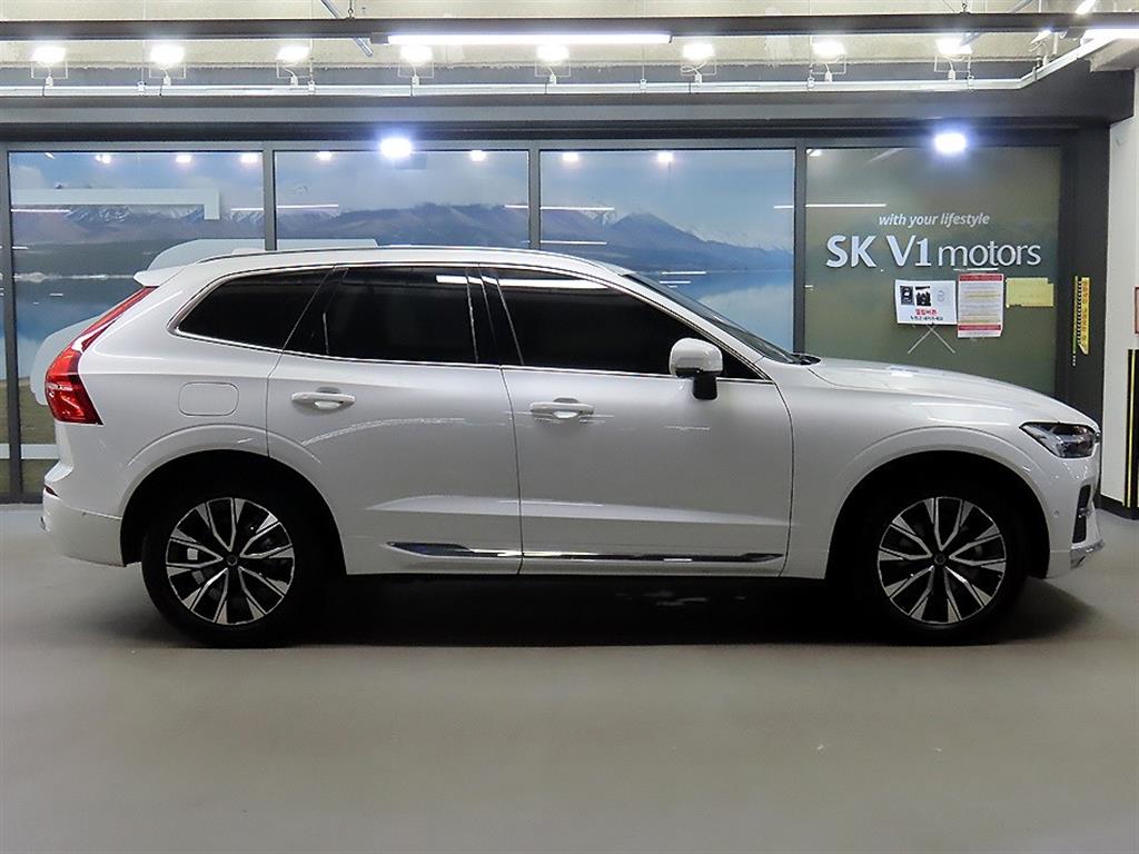 볼보 XC60(2세대) B5 AWD 얼티메이트 브라이트 사진 3
