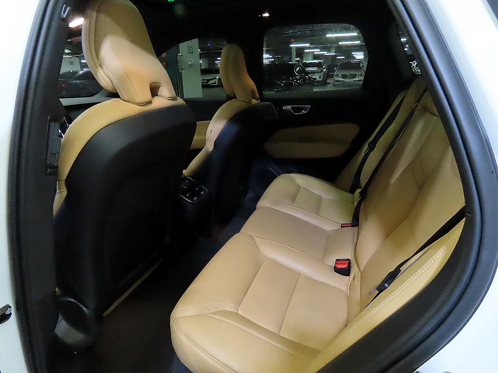 볼보 XC60(2세대) B5 AWD 얼티메이트 브라이트 사진 7