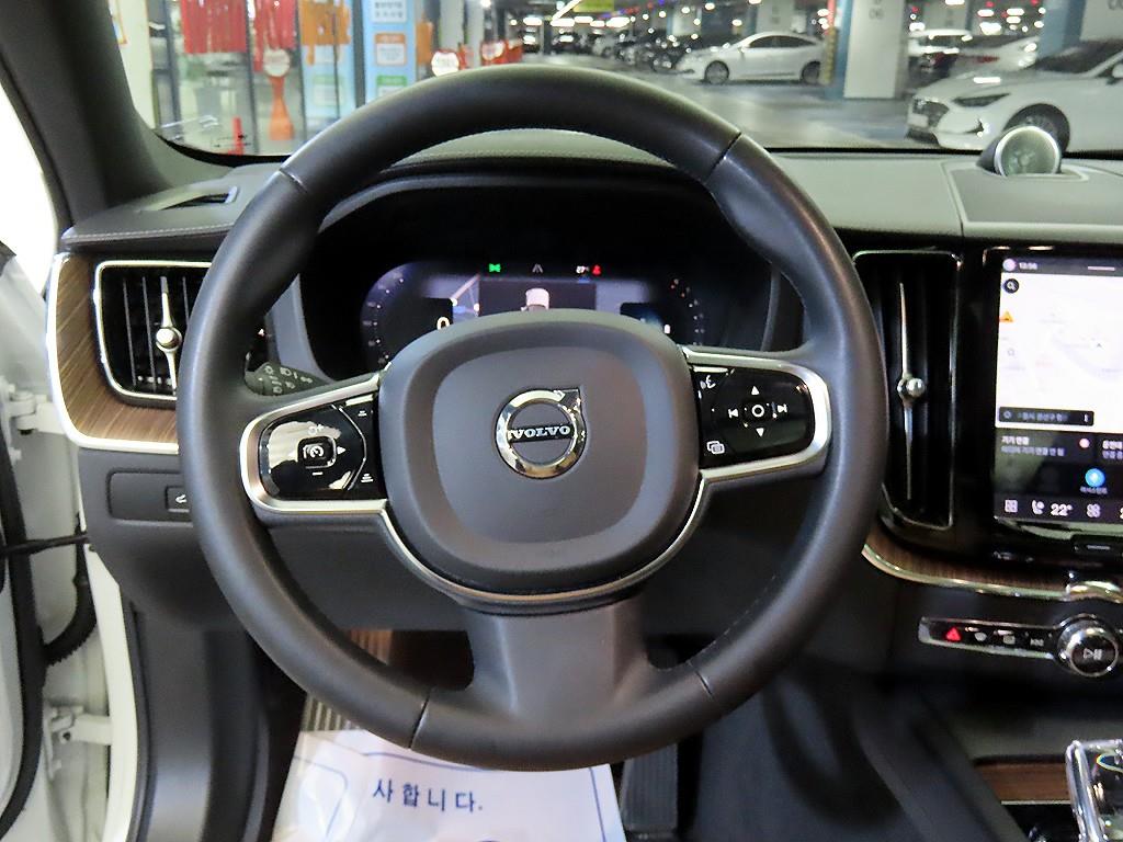 볼보 XC60(2세대) B5 AWD 얼티메이트 브라이트 사진 8