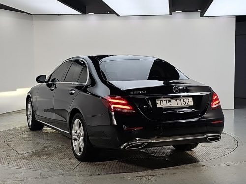 벤츠 E-클래스 W213 E220d 아방가르드 사진 3