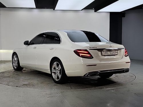 벤츠 E-클래스 W213 E220d 아방가르드 사진 3