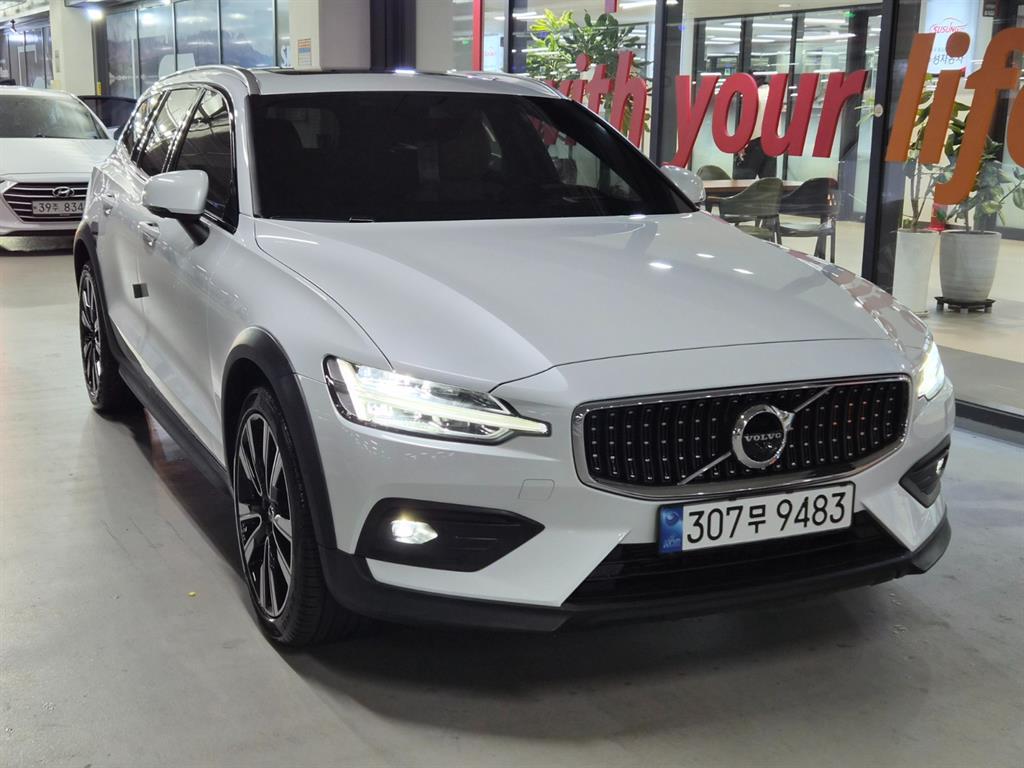 볼보 V60 크로스 컨트리 2세대 2.0 B5 프로 AWD