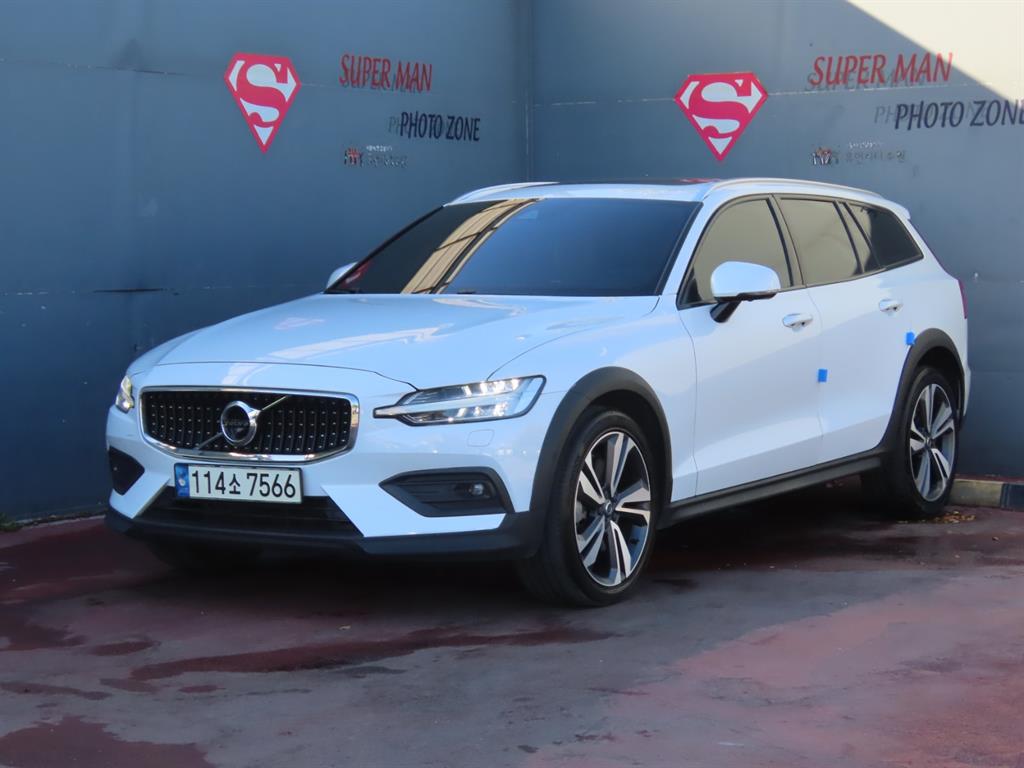볼보 V60 크로스 컨트리 2세대 2.0 B5 프로 AWD