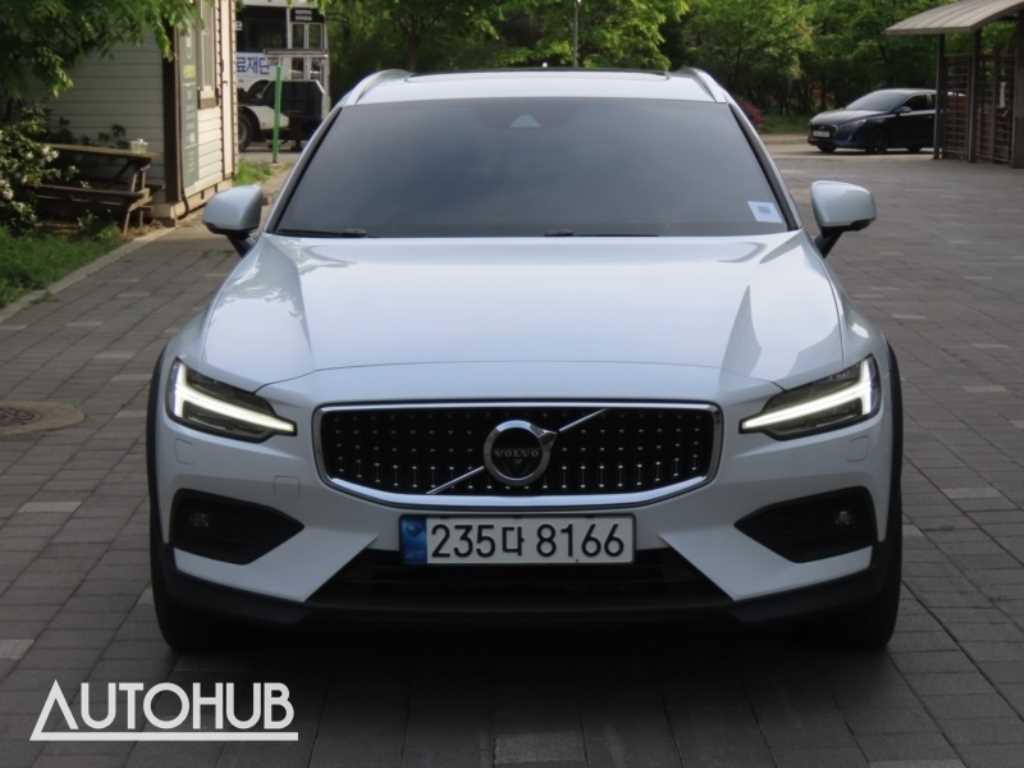 볼보 V60 크로스 컨트리 2세대 2.0 B5 프로 AWD